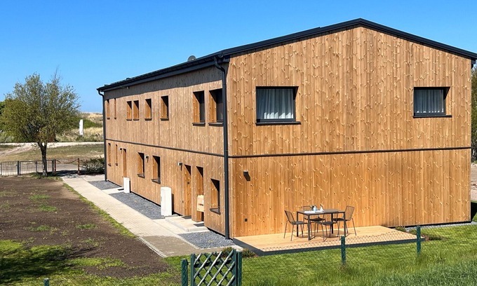 Dierhagen Ost Appartement | Strandnahe Ferienwohnung 1" avec terrasse privée, jardin privé et Wi-Fi.