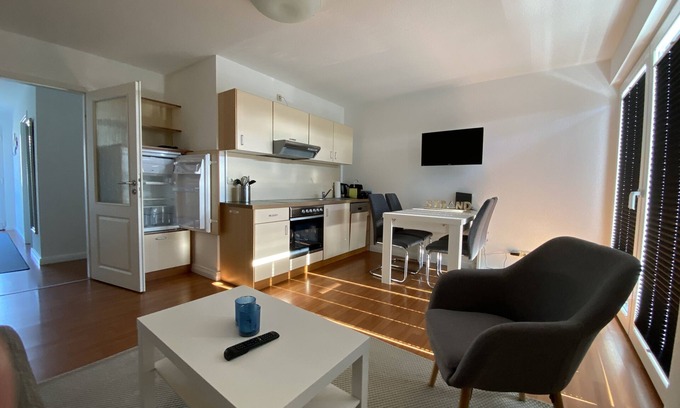 Diedrichshagen Appartement | Strandnahe Fewo mit Großem Balkon, Kostenlosem Tiefgaragenstellplatz und Netflix