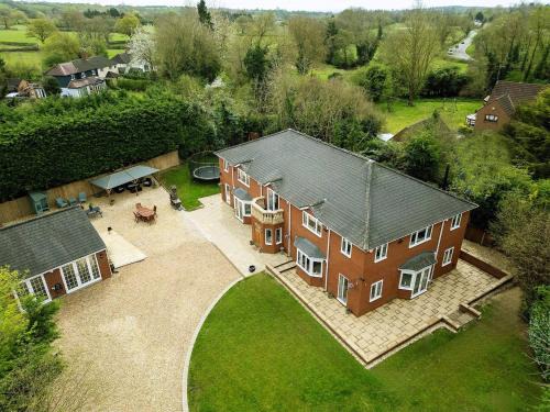 Wixford Maison | Stratford 4 BR Family Mansion with Pool, Gym BBQ