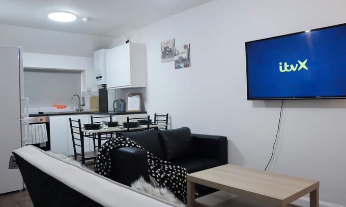 Stratford and New Town Cabine | Stratford-2bedroom-Close to local transport- Wifi