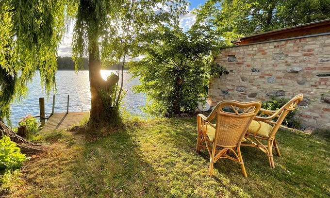 Strausberg Appartement | Straushaus - Wellness hideaway directly on Straussee with sauna, pedal boat & fireplace