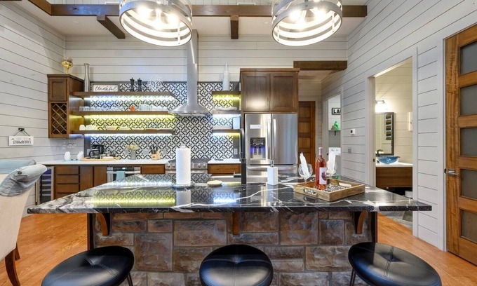 Hochatown Maison | Strawberry Wine-Pool Table,Swing Set,Hot Tub,EV Charger