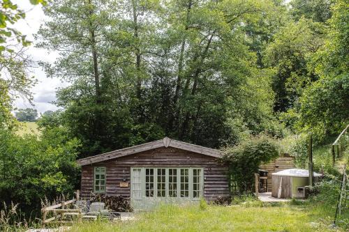 Lower Soudley Maison | Streamside Cabin with Hot Tub