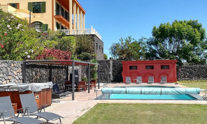 Puntallana Villa | Strelitzia House: villa avec piscine, spa, barbecue, jardins et vues incroyables