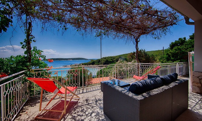 Milna Maison | Mer-vue saisissante et unique, vacances romantiques dans la famille de la nature intacte,