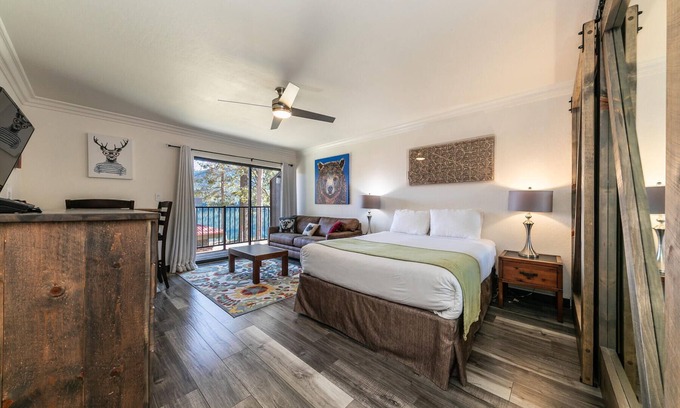 Truckee Copropriété | Striking King Studio w/Partial Lake View #242 at Donner Lake Village