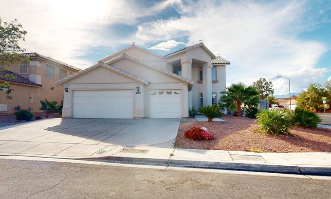 Spring Valley Maison | Strip view is master back yard hottub,BBQ 8 minutes to strip