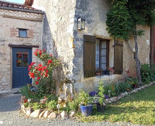 Saint-Romain-et-Saint-Clement Maison | Studio cosy en pleine nature dans maison en pierre avec piscine et wifi