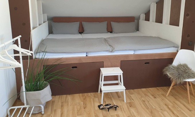 Neuffen Appartement | Studio 11 mit Riesengroßem Bett 2,70m