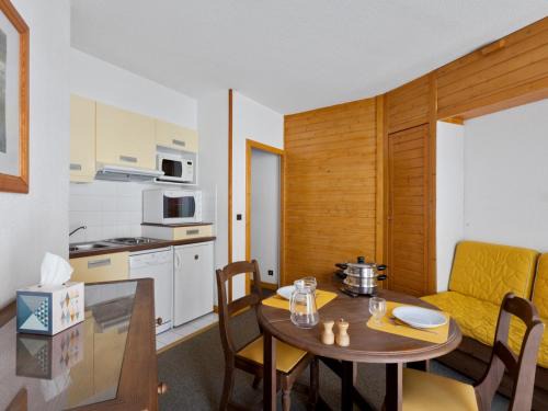 Brides-les-Bains Appartement | Studio 2* Centre Brides-les-Bains, 4 pers, Parking, Ski, Wifi - FR-1-512-215