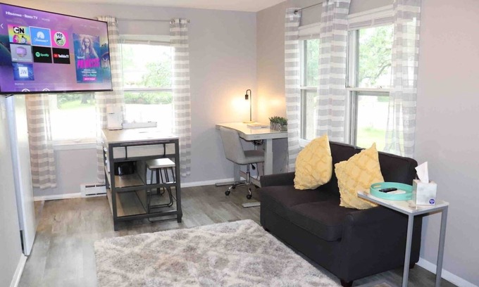 Oswego Appartement | Studio| 2 min drive to Downtown Oswego