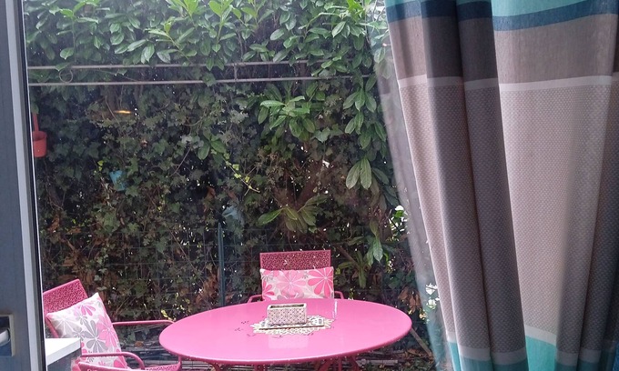 Cimetiere de l'Est Appartement | Studio 20 m2 with small private terrace.