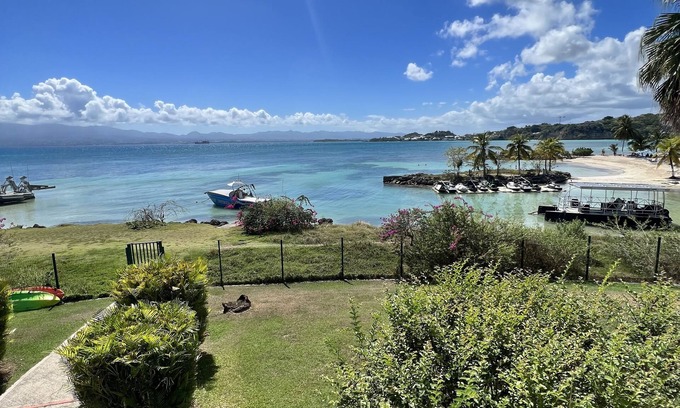 Perinet Appartement | Studio 4* au Gosier, avec vue mer de face et plage de sable blanc à 20 mètres.