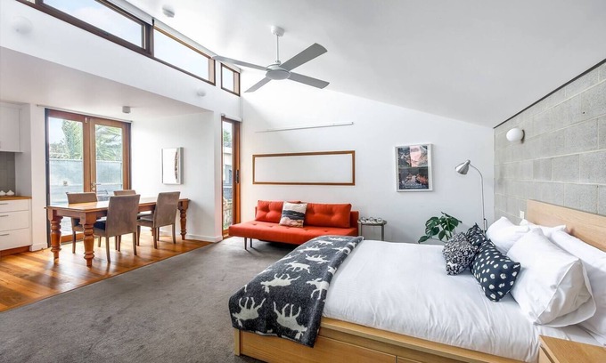 Fitzroy North Appartement | Studio 43 Vintage Warehouse Vibes in Fitzroy North