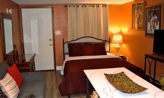 Grand Forks Appartement | Studio 7 : charming Studio Apartment by Riverside Park in Grand Forks, ND