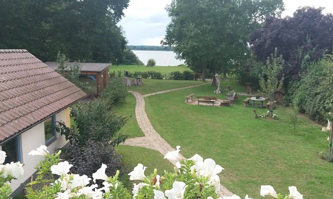 Dobin am See Appartement | Studio 'Fewo Inselblick - Am Schweriner See' avec vue sur lac, terrasse privée et Wi-Fi