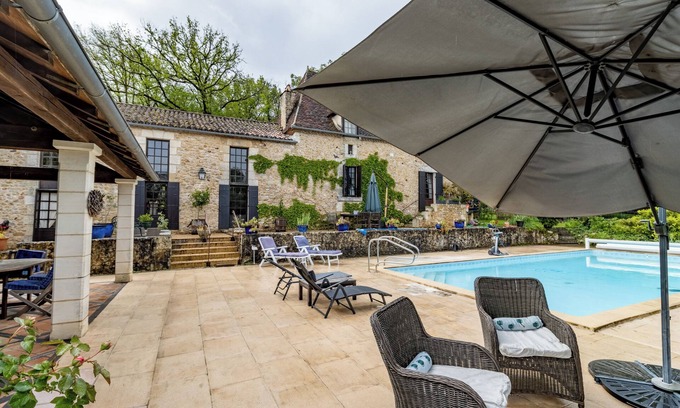 Saint-Amand-de-Vergt Appartement | Studio Apartment 'Petit Gîte Croix Du Sud' with Shared Pool, Shared Terrace and Wi-Fi