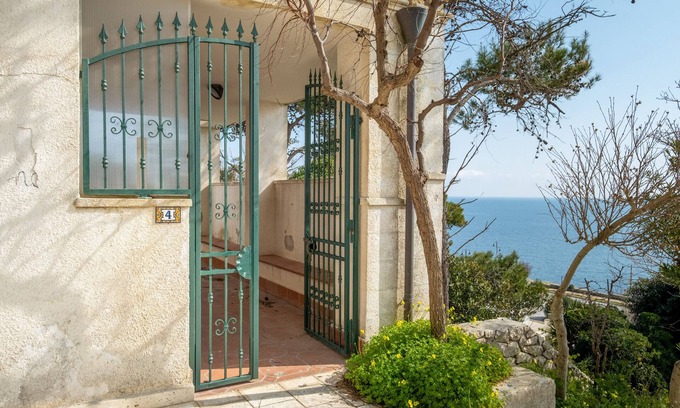 Santa Cesarea Terme Appartement | Studio "Rosa" avec vue sur la mer, terrasse privée et climatisation.
