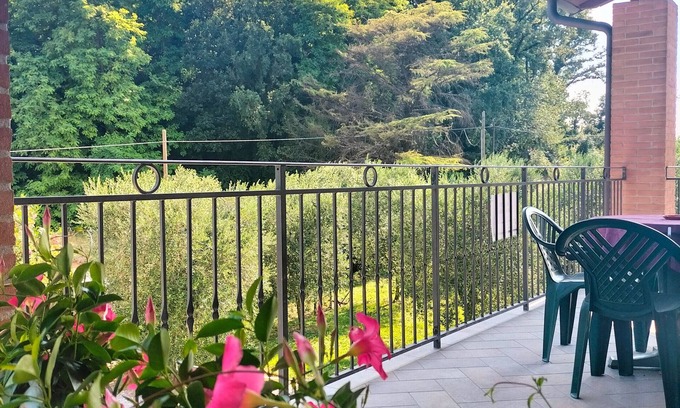 Ponti sul Mincio Appartement | Studio Apartment 'La Scarpina Alloggio N 1' with Private Terrace, Shared Garden and Air Conditioning
