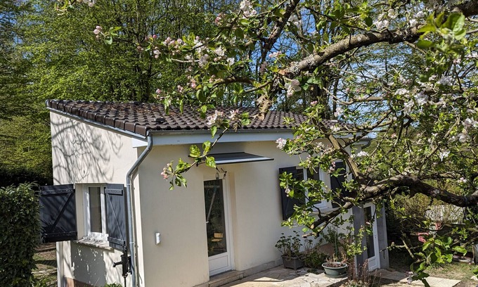 Levis-Saint-Nom Appartement | Studio Apartment 'Tout Confort Jardin Partagé' with Private Terrace, Shared Garden and Wi-Fi