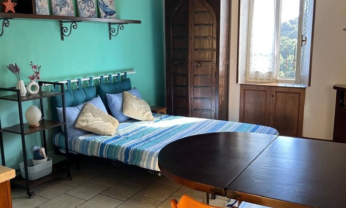 Vernazza Appartement | Studio apartment beautiful view. fresh and bright In the park of 5TERRE
