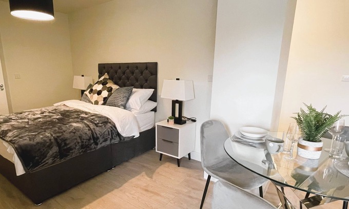 West Bromwich Appartement | Studio-de Luxe-Vue historique-Salle de bain privée séparée