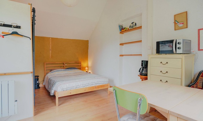 Broons Appartement | Studio 'Gite 1 ou 2 Personnes Sauna Et Étang' avec jardin partagé et Wi-Fi