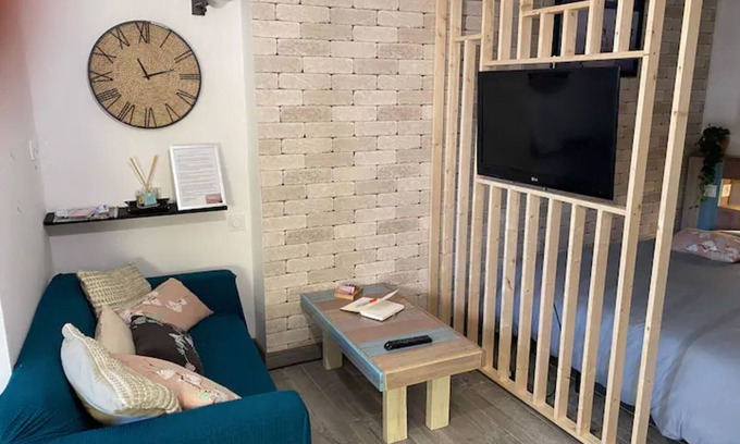 Equemauville Appartement | Studio 'La Noisette' avec terrasse privée, jardin privé et Wi-Fi