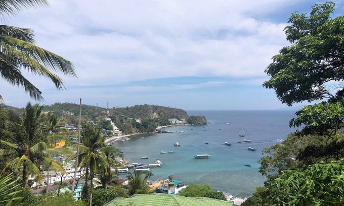 Puerto Galera Appartement | Studio apartment with pool and ocean views .