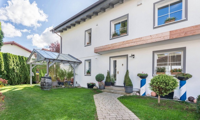 Geretsried Appartement | Studio Apartment 'Souterrain' with Shared Terrace, Shared Garden and Wi-Fi