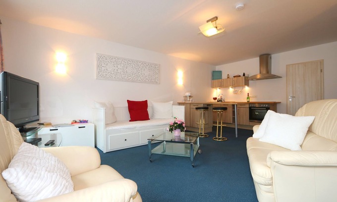 Sildemow Appartement | Studio apartment with terrace, own parking space and a small lake 500 m away