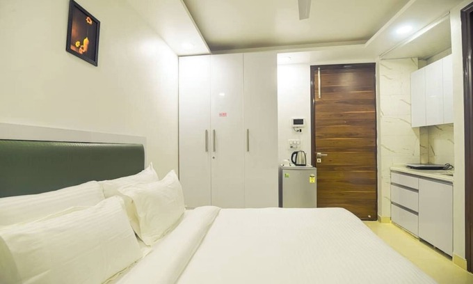 Gurugram Appartement | Studio apartment with patio &gym near global foyer