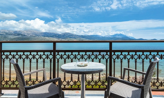 Lixouri Appartement | Studio Apartment 'Zois 9' with Sea View, Wi-Fi and Air Conditioning