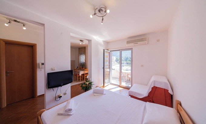 Maini Appartement | Studio Apt for 3 w/ Balcony – Walking Distance to Beach No. 3