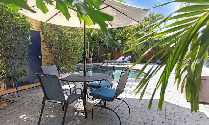 Middle River Terrace Appartement | Un appartement contemporain et propre avec piscine dans un quartier sûr de Fort Lauderdale.