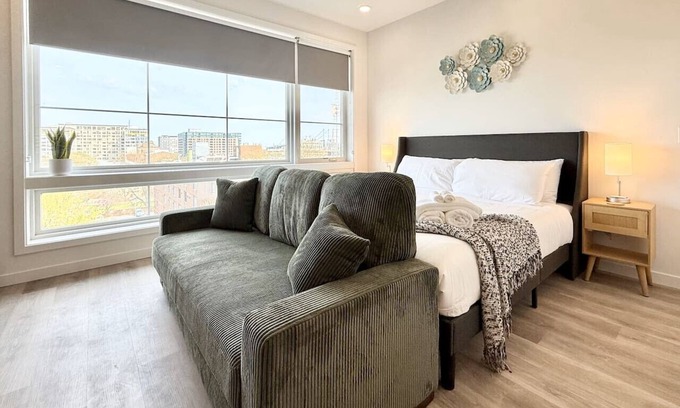 Poplar Appartement | Studio Apt with Skyline Views, King Bed, and Gym