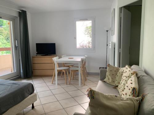 Brides-les-Bains Appartement | Studio au cœur de Brides-les-Bains face au parc thermal, balcon, parking, idéal pour curistes et skieurs - FR-1-512-126