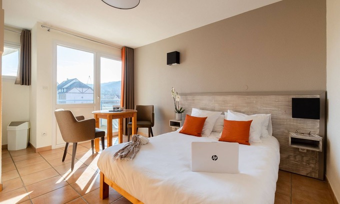 Lons-le-Saunier Appartement | Studio au calme | En bordure du Parc des Bains