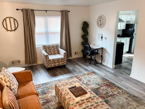 Crestline Heights Appartement | Studio B -Cozy home mins from Airport, Uptown and Downtown