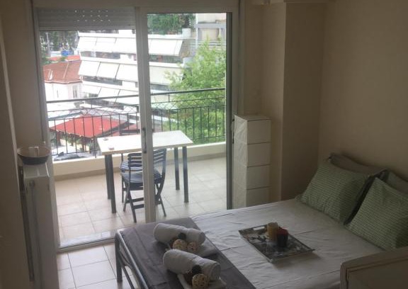 Larissa Appartement | Studio by the train station