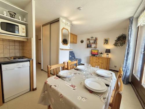 Praz-sur-Arly Appartement | Studio cabine à 700m de Praz-Sur-Arly, navettes gratuites, parking, wifi et ménage inclus - FR-1-603-4