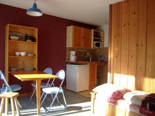 Crest-Voland Appartement | Studio-Cabine 4 Pers, 24m², Balcon, Parking, 50m Commerces et Télésiège, Crest-Voland - FR-1-733-13