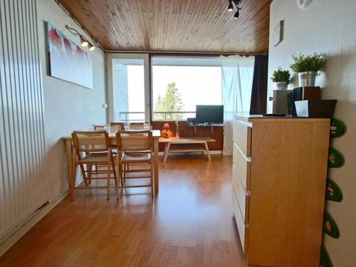 Chamrousse Appartement | Studio cabine avec balcon, proche des pistes, bien équipé, idéal pour 4 personnes - FR-1-340-195