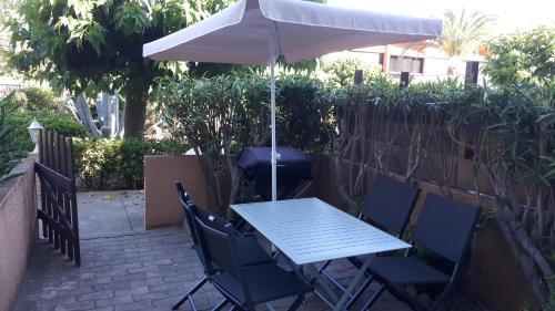 Port Rive Gauche Appartement | Studio cabine avec jardinet à 30 m de la plage, au calme.