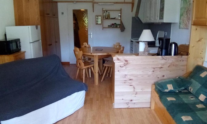 Correncon-en-Vercors Appartement | Studio cabine 28m² à Corrençon-en-Vercors, proche village, navettes, skis, nature, 4 pers, balcon - FR-1-515-140