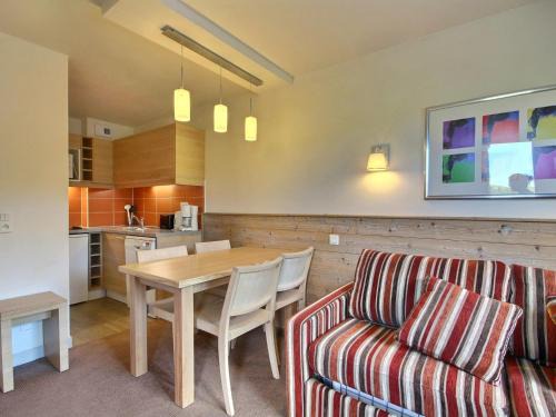 Belle Plagne Appartement | Studio-cabine pour 4 avec balcon, proche pistes et commerces - FR-1-455-198