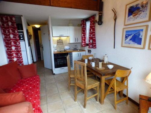 Les Saisies Appartement | Studio Cabine Mezzanine aux Saisies - Centre Station, Balcon Sud, 4 Pers, 2 étoiles - FR-1-594-100