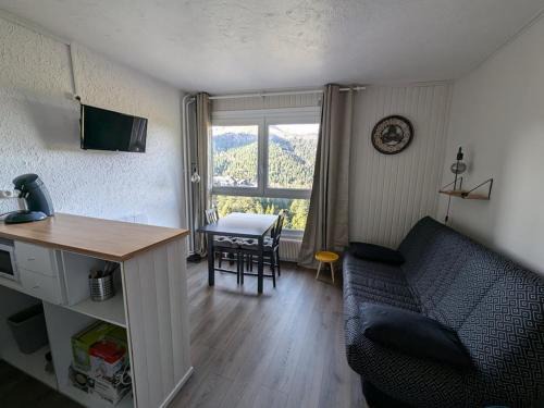 Laveissiere Appartement | Studio cabine rénové avec vue sur le centre, WiFi et animaux acceptés - FR-1-787-117