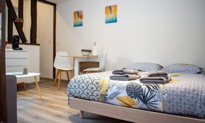 Louviers Appartement | Studio Charmant Confortable TV Centre Ville Louviers