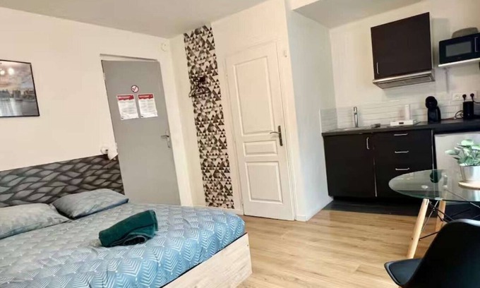 Chatellerault Appartement | Studio lumineux 2 pers. | Centre-ville & confort | Parking à proximité